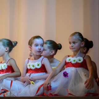 Ognisko baletowe - zakończenie roku artystycznego 2020/2021 - Małe dziewczynki-baletnice siedzą na podłodze.