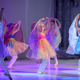 Ognisko baletowe - zakończenie roku artystycznego 2020/2021 - Dziewczynki baletnice w tańcu.