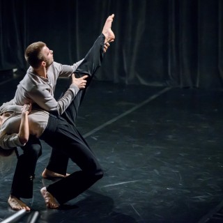 Scena Otwarta. Konkurs choreograficzny "My Dance" / lista zakwalifikowanych do finału - Konkurs choreograficzny. Uczestnicy w pozie tanecznej.Kobieta pochylona, mężczyzna trzyma ją za nogę uniesioną w powietrze.