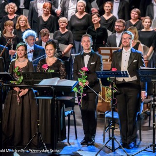 Koncert Młodzieżowej Orkiestry  i Chóru Filharmonii Krakowskiej - Muzycy Filharmonii na scenie.