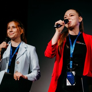 TEDxYouth@Tarnow 2021 - Alternatywa - Dwie kobiety z mikrofonami na scenie.
