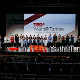 TEDxYouth@Tarnow 2021 - Alternatywa - Grupa ludzi na scenie na zakończenie konferencji TEDx 2020.