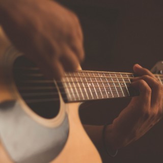 Strefa Dobrego Grania - zapisy na zajęcia gry na instrumentach - Dłoń grająca na gitarze.