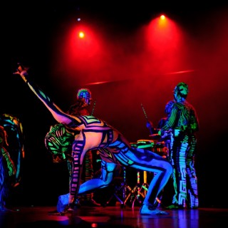 "Zatańczone" - wystawa. 10 lat festiwalu Scena Otwarta - Scena ze spektaklu. Kolorowe postacie w tanecznej pozie.