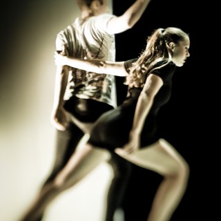 "Zatańczone" - wystawa. 10 lat festiwalu Scena Otwarta - Scena ze spektaklu. Kobieta i mężczyzna w pozie tanecznej.