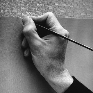 Sztuka Współczesna w pracowni plastycznej Joanny Babuli - zapisy (wideo) - Dłoń z pędzelkiem, pisze cyferki.