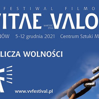 XI Festiwal Filmowy Vitae Valor - „Oblicza wolności” - &nbsp;plakat festiwalu filmowego vitae valor. łańcuch z przerwanym jednym koluszkiem.