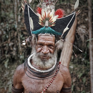 Za horyzont domu - Tam, gdzie kończy się świat (opowieść o Papui Nowej Gwinei) - &nbsp;Przedstawieciel plemiona Papui Nowej Gwinei.