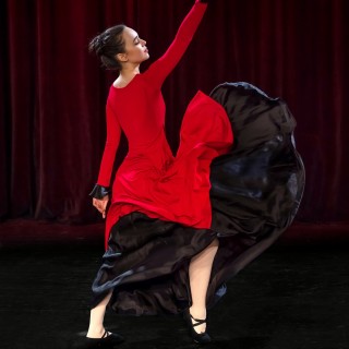 30-lecie Ogniska Baletowego - koncert jubileuszowy i wystawa fotografii - Baletnica w pozie tanecznej, w czerwonej sukni.