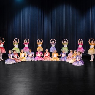 30-lecie Ogniska Baletowego - koncert jubileuszowy i wystawa fotografii - Grupa baletnic na scenie. Dziewczynki w kolorowych strojach.