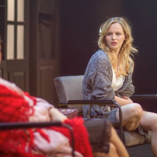"Oszuści" - spektakl Och-Teatru - Scena ze spektaklu Oszuści. Dwie kobiet siedzą na fotelach.