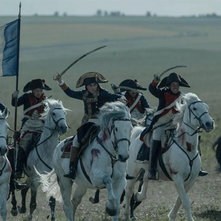 Napoleon - Kadr z filmu. Mężczyżni w strojach epoki na koniach.