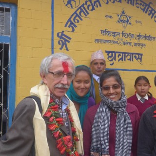 Nepal - przed szkołą integracyjną niedaleko Baglung