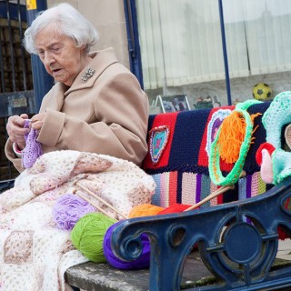 https://www.boredpanda.com/grandmother-yarn-bomb-uk-souter-stormers-knitting-104-year-old-grace-brett/?utm_source=google&utm_medium=organic&utm_campai