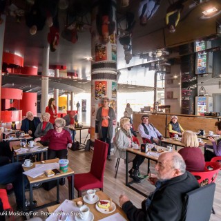Wzbogać kulturę – zostań wolontariuszem CSM! - Spotkanie senior&oacute;w wolontariuszy w kawiarni na terenie Centrum Sztuki Mościce.