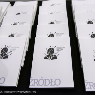 Małopolska Nagroda Poetycka ŹRÓDŁO edycja czwarta - Na stole ułożone książki ,,Źródło".  - Fot: Przemysław Sroka