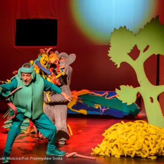 "Wystarczy być" - spektakl dla dzieci Teatru Maska - Aktorzy w przebraniach grają w przedstawieniu dla dzieci na kolorowej scenie. - Fot : Przemysław Sroka