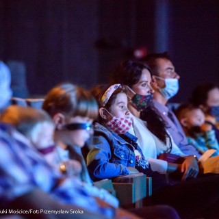 "Wystarczy być" - spektakl dla dzieci Teatru Maska - Grupa dorosłych i dzieci w maseczkach siedzi na widowni - Fot : Przemysław Sroka