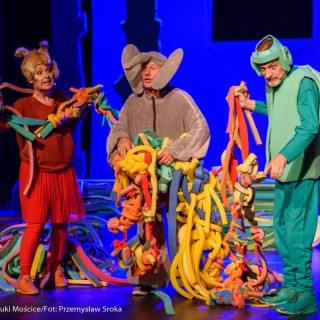 "Wystarczy być" - spektakl dla dzieci Teatru Maska - Aktorzy w przebraniach grają w przedstawieniu dla dzieci na kolorowej scenie. - Fot : Przemysław Sroka