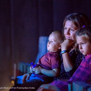 "Wystarczy być" - spektakl dla dzieci Teatru Maska - Kobieta z dwójką dzieci siedzi na widowni i ogląda przedstawienie. - Fot : Przemysław Sroka
