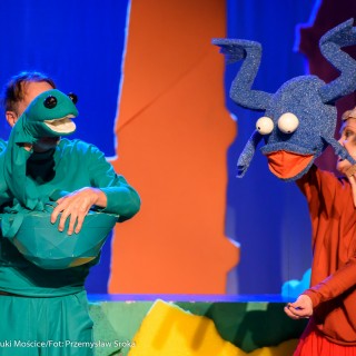 "Wystarczy być" - spektakl dla dzieci Teatru Maska - Aktorzy w przebraniach grają w przedstawieniu dla dzieci. W rękach trzymają kukiełki przypominające żaby. - Fot : Przemysław Sroka