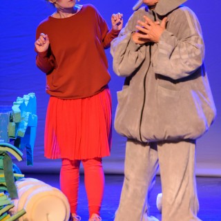 "Wystarczy być" - spektakl dla dzieci Teatru Maska - Kobieta i mężczyzna w przebraniach grają w przedstawieniu dla dzieci. Mężczyzna przebrany jest za słonia. - Fot : Przemysław Sroka