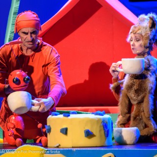 "Wystarczy być" - spektakl dla dzieci Teatru Maska - Mężczyzna i kobieta w przebraniach grają w przedstawieniu dla dzieci. - Fot : Przemysław Sroka