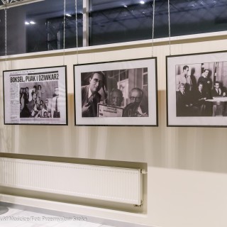Spotkanie z biografem Leopolda Tyrmanda, Marcelem Woźniakiem - Czarno-białe zdjęcia powieszone na wystawie.