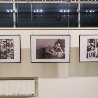 Spotkanie z biografem Leopolda Tyrmanda, Marcelem Woźniakiem - Czarno-białe zdjęcia powieszone na wystawie.