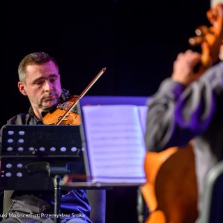 Koncert Patriotyczny Kwartetu Smyczkowego Filharmonii Krakowskiej - Mężczyzna gra na skrzypcach.
