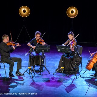 Koncert Patriotyczny Kwartetu Smyczkowego Filharmonii Krakowskiej - Czteroosobowa grupa muzyków gra na instrumentach smyczkowych.