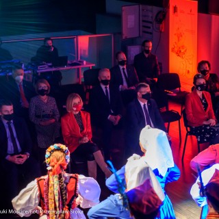 Podpisanie porozumienie na rzecz rozwijania i promowania kultury - Ludzie w maseczkach siedzą na widowni oglądając występ. - Fot: Przemysław Sroka