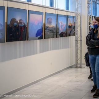 Festiwal Górnolotni 2021. Dzień pierwszy. - Grupa ludzi w maseczkach ogląda zdjęcia na wystawie. - Fot : Przemysław Sroka