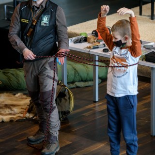 Festiwal Górnolotni 2021. Dzień pierwszy. -  Mężczyzna w maseczce trzyma linę, którą obwiązany jest chłopiec. - Fot : Przemysław Sroka