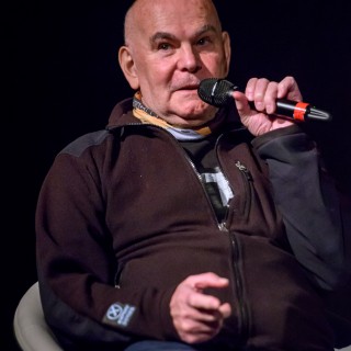 Festiwal Górnolotni 2021. Dzień drugi. - Mężczyzna siedzi i mówi do mikrofonu. - Fot : Przemysław Sroka