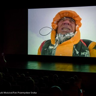 Festiwal Górnolotni 2021. Dzień drugi. - Na ekranie wyświetla się zdjęcie mężczyzny w kurtce i kapturze. - Fot : Przemysław Sroka