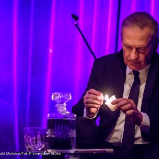 "Już nie zapomnisz mnie" - koncert Tomasza Stockingera - Tomasz Stockinger zapala świeczkę. - Fot : Przemysław Sroka