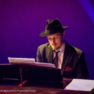 "Już nie zapomnisz mnie" - koncert Tomasza Stockingera - Mężczyzna w kapeluszu gra na fortepianie. - Fot : Przemysław Sroka