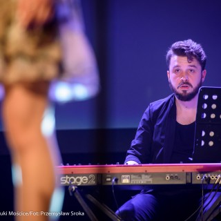 "Znów wędrujemy" - widowisko muzyczne - Mężczyzna gra na keyboardzie i patrzy na kobietę w kwiecistej sukience, która śpiewa.  - Fot. : Przemysław Sroka