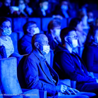 "Znów wędrujemy" - widowisko muzyczne - Ludzie na widowni oglądają występ z maseczkami na twarzach.  - Fot. : Przemysław Sroka