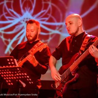 "Znów wędrujemy" - widowisko muzyczne - Dwóch mężczyzn gra na gitarach, patrząc na nuty.  - Fot. : Przemysław Sroka