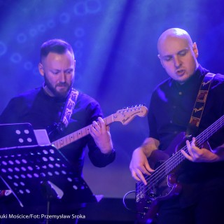 "Znów wędrujemy" - widowisko muzyczne - Dwóch mężczyzn gra na gitarach.  - Fot. : Przemysław Sroka