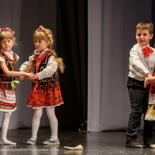 "Matulu, wyjrzyj na próg chaty" - występ Małych Świerczkowiaków - Dwie dziewczynki w kolorowych strojach ludowych z wiankami na głowach tańczą w parze, trzymając się za ręce, obok nich tańczy kolejna para dziewczynki i chłopczyka w białej koszuli i czerwonej kokardce. - Fot. : Przemysław Sroka