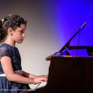 MiniLab - zakończenie roku 2020/2021 - Dziewczynka w czarnej sukience gra na fortepianie. - Fot. :Przemysław Sroka