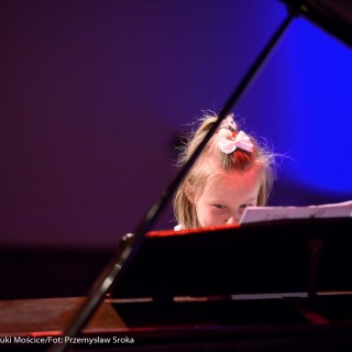 MiniLab - zakończenie roku 2020/2021 - Dziewczynka gra na fortepianie.  - Fot. :Przemysław Sroka