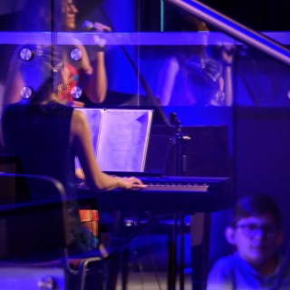 MiniLab - zakończenie roku 2020/2021 - Kobieta w kolorowej sukience śpiewa do mikrofonu, a kobieta w niebieskiej sukience gra na keyboardzie.  - Fot. :Przemysław Sroka