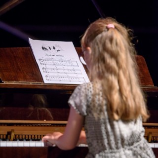 MiniLab - zakończenie roku 2020/2021 - Dziewczynka w sukience gra na fortepianie.  - Fot. :Przemysław Sroka