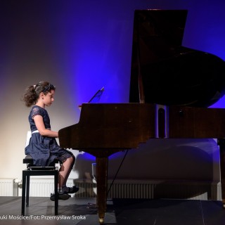 MiniLab - zakończenie roku 2020/2021 - Dziewczynka w czarnej sukience gra na fortepianie. - Fot. :Przemysław Sroka