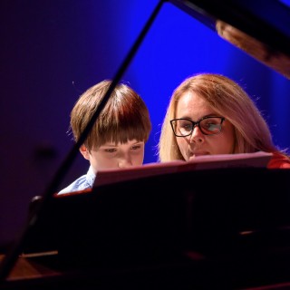 MiniLab - zakończenie roku 2020/2021 - Kobieta oraz chłopczyk grają na fortepianie.  - Fot. :Przemysław Sroka