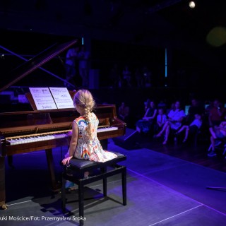 MiniLab - zakończenie roku 2020/2021 - Dziewczynka w kolorowej sukience gra na fortepianie.  - Fot. :Przemysław Sroka
